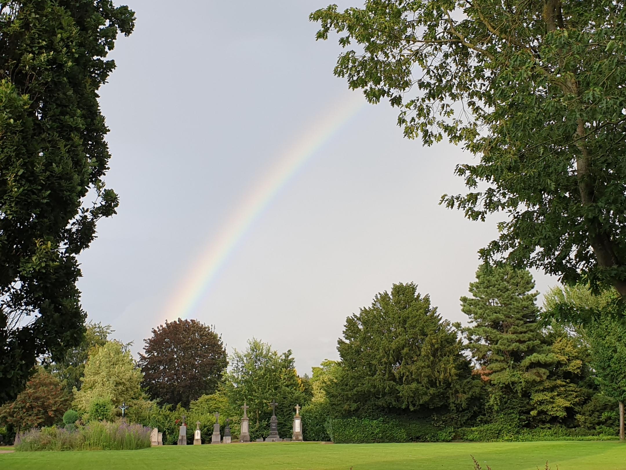 Regenbogen über alten Oedter Grabmalen