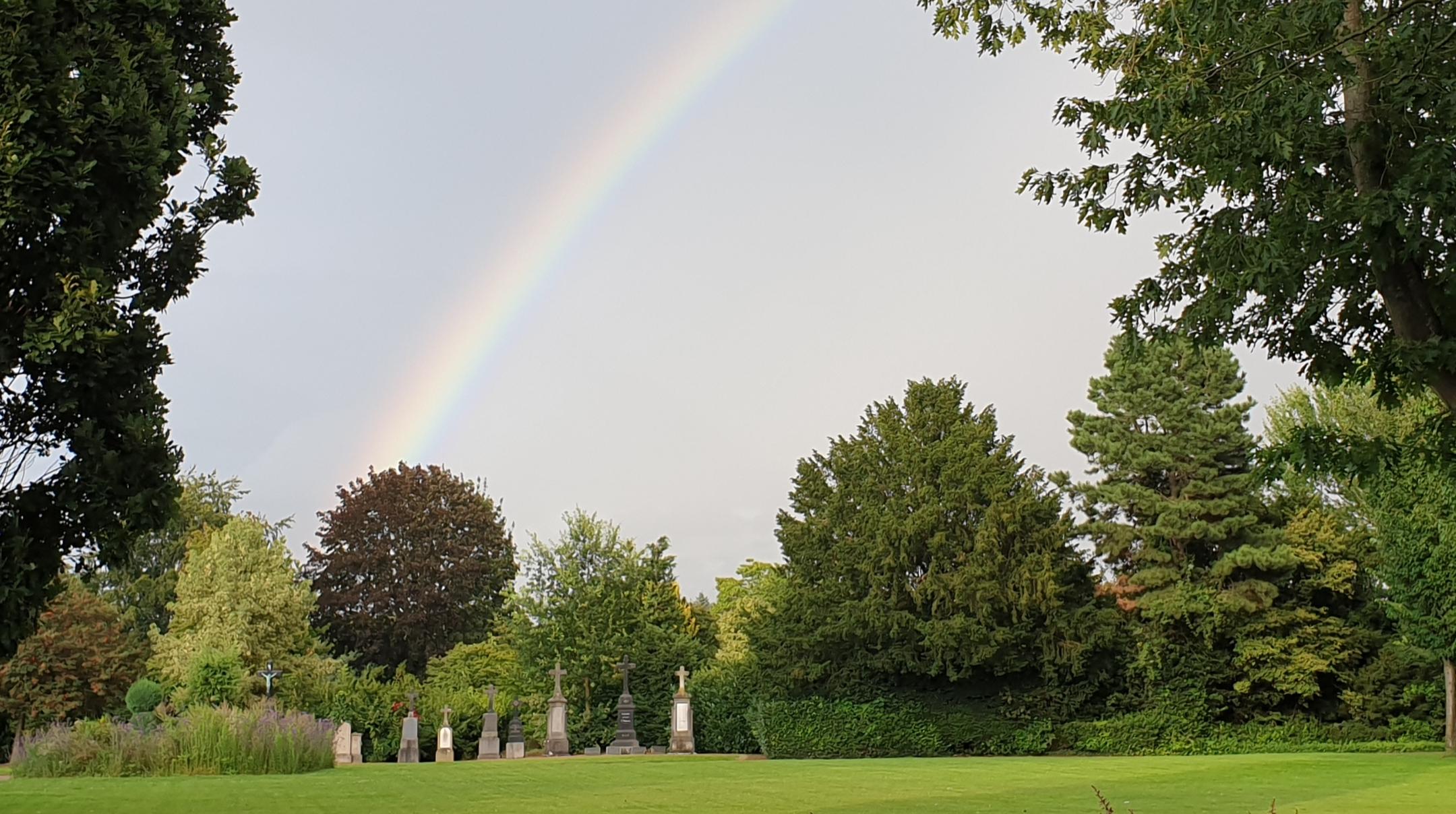 Regenbogen über alten Oedter Grabmalen