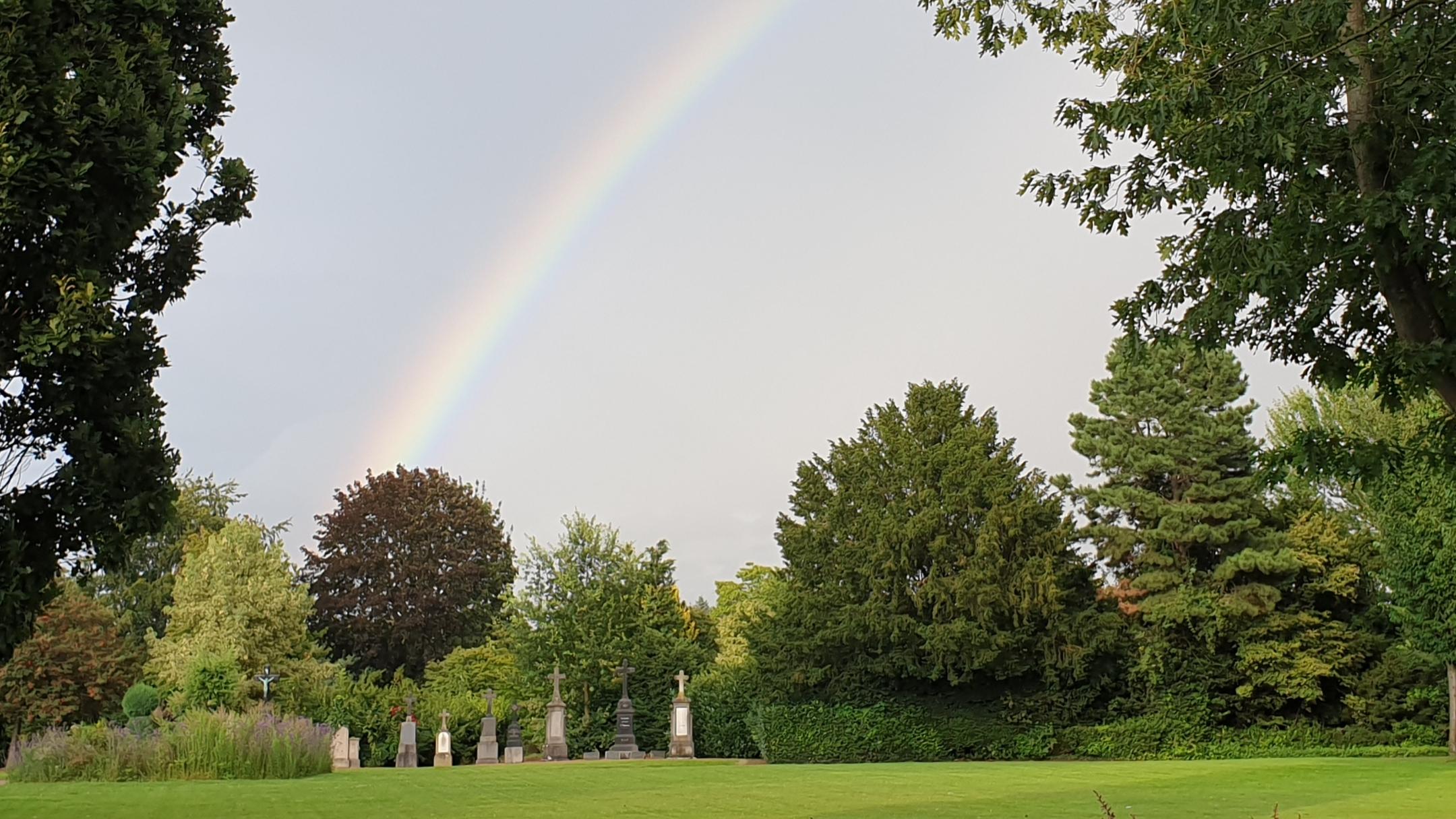 Regenbogen über alten Oedter Grabmalen