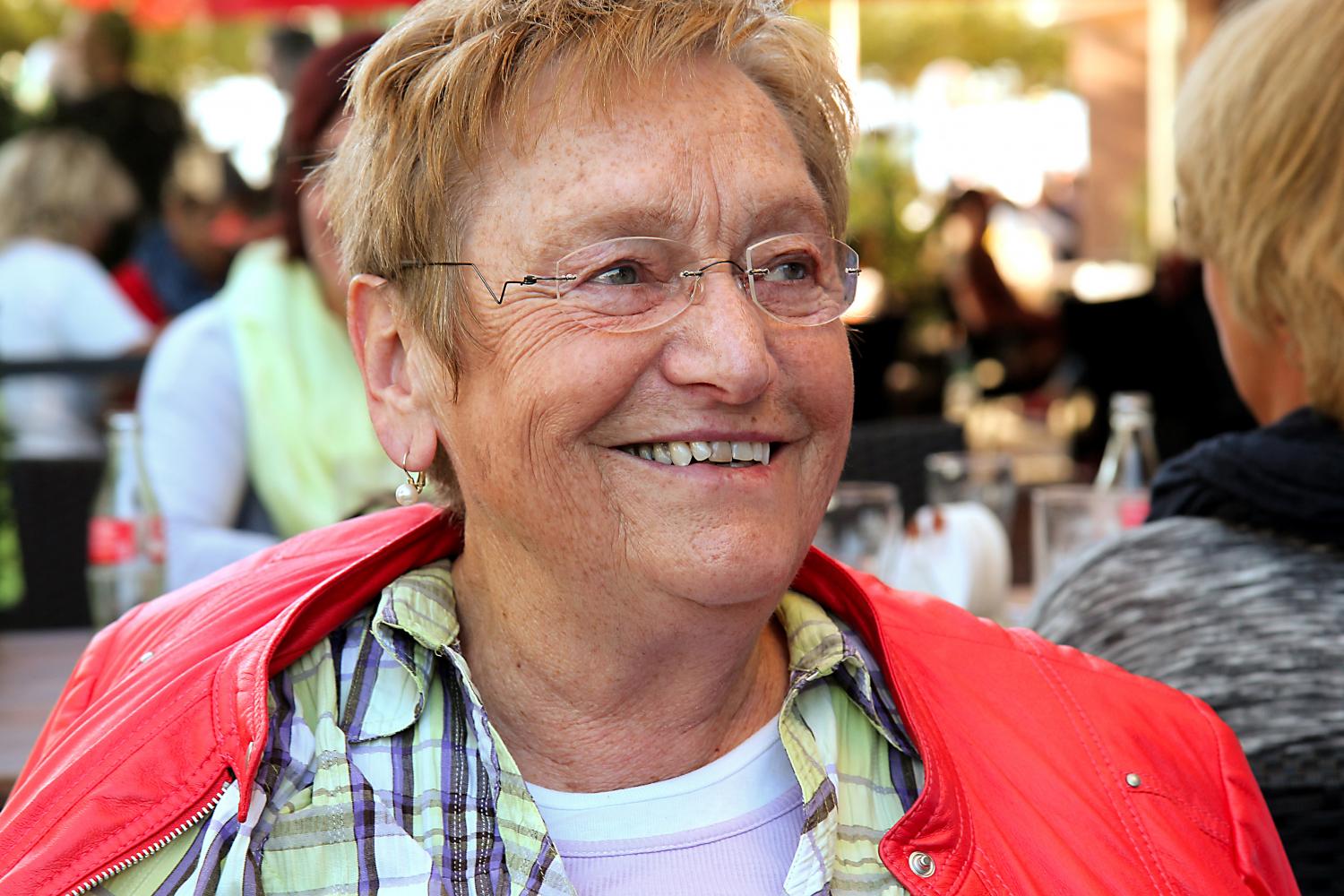 18397_frau_im_biergarten_by_peter_weidemann_pfarrbriefservice